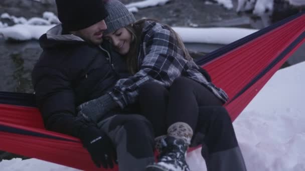 Jovem Homem Mulher Balançando Rede Como Eles Abraçam Fora Inverno — Vídeo de Stock