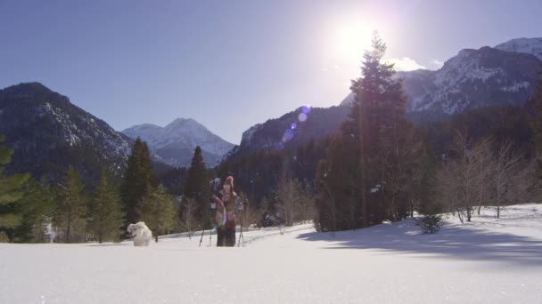 Mulher Fazendo Trilha Enquanto Snowshoeing Como Homem Segue Atrás Dela — Vídeo de Stock