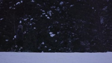 Kar yağarken kadınlar kar ayakkabılarıyla kar altında yürüyorlar..