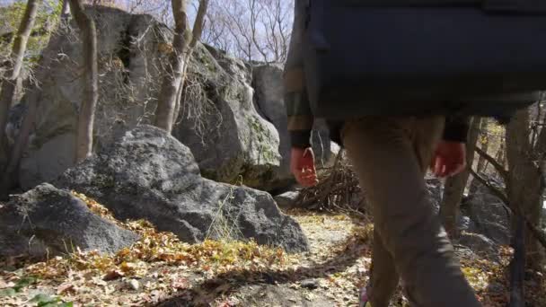 Jonge Man Vrouw Lopen Door Het Bos Met Bouldermateriaal Als — Stockvideo