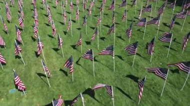 9 / 11 anma töreni için parktaki Amerikan Bayrakları üzerinde uçan hava manzarası.