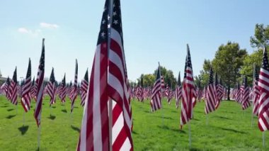 Anma parkında sergilenen Amerikan Bayrakları arasında gezinen bakış açısı.