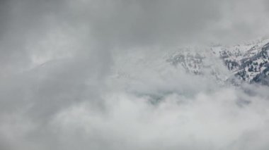 Dağlar bulutların arasından zirveye ulaşır fırtınadan sonra zaman içinde gökyüzünde yuvarlanır..