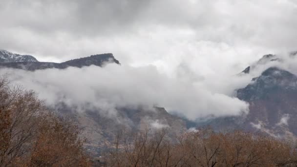 犹他州暴雨过后云层在山脉上空移动的时间差 — 图库视频影像
