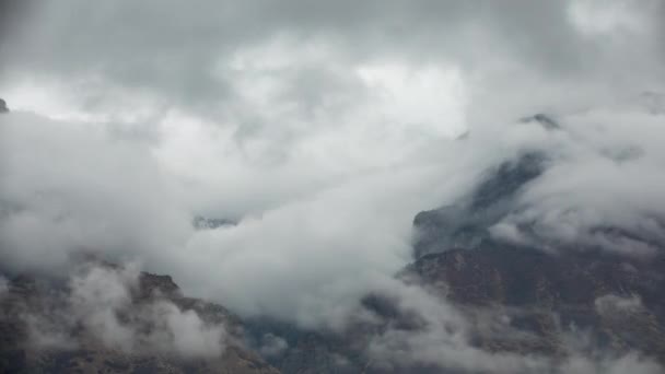 ユタバレーのワサッチ山脈で峡谷を転がる雲 — ストック動画