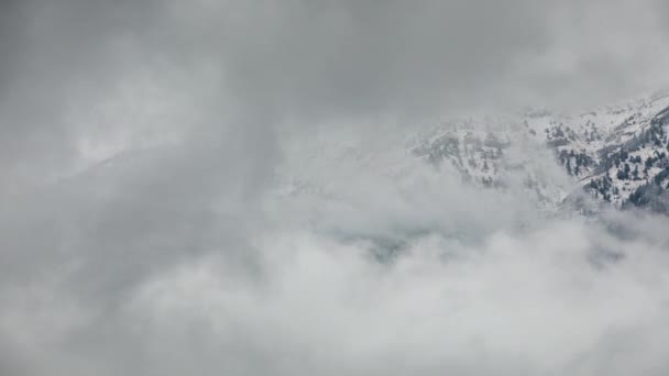 Montañas Alcanzando Punto Máximo Través Las Nubes Rodando Timelapse Través — Vídeos de Stock