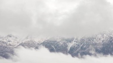 Fırtına Utah Vadisi 'nden geçerken Timpanogos Dağı' nın önünden geçen bulutlar hızlanıyor..