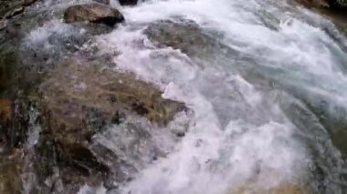 Yaz boyunca akan dağ akıntıları kristal berrak suyu görür..