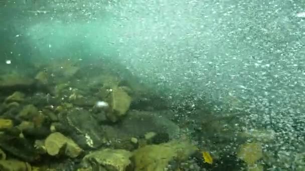 Onderwaterzicht Van Zeepbel Stroomt Langs Rivierbedding Het Bekijken Van Rotsen — Stockvideo