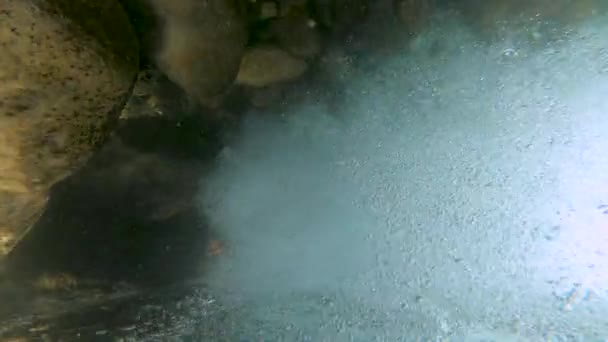 Abstraktní Pohled Pod Vodou Řece Tekoucí Tvořící Bubliny Zatímco Vzhůru — Stock video