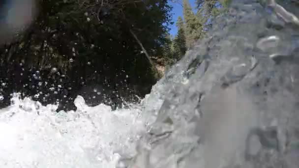 Vista Desde Los Rápidos Del Río Que Fluyen Día Soleado — Vídeo de stock