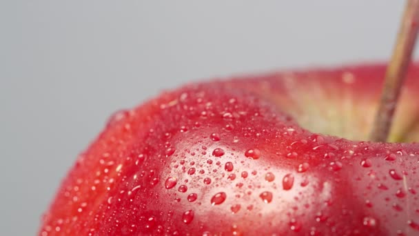 Primer Plano Una Manzana Roja Girando Lentamente Con Agua — Vídeo de stock