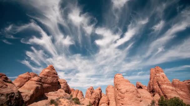 犹他州沙漠中的红岩砂岩鳍 随着云彩在天空中穿行 随着时间的流逝 拱门国家公园也消失了 — 图库视频影像