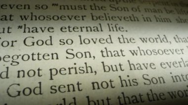 Çünkü Tanrı dünyayı o kadar çok sevdi ki tek oğlunu verdi. Kutsal kitap, John 3: 16. İsa Mesih 'in çarmıha gerilişinin bir başka çizimi..  
