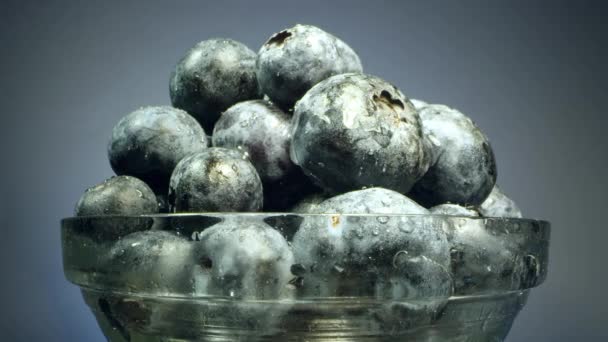 Glasschale Rotierend Gefüllt Mit Blaubeeren Während Sie Sich Langsam Auf — Stockvideo