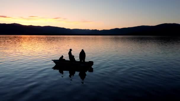 Barco Flotando Agua Durante Colorido Atardecer Ver Silueta Gente Pescando — Vídeo de stock