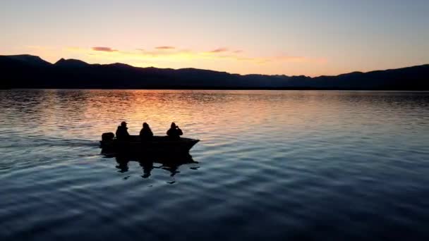 夕暮れ時には釣り船と一緒に空中からの眺めが湖に誘い込みます — ストック動画