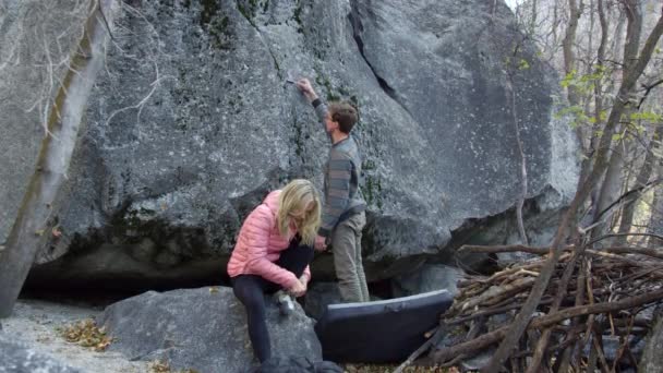 Туфли и щетки стоковые видео, футажи Скачать видео в HD