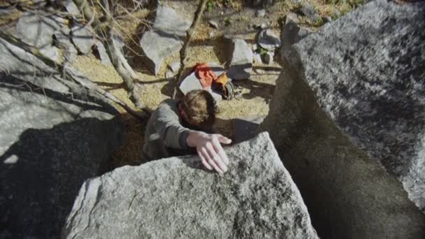 俯瞰人类爬上巨石爬上岩石顶部的自上而下的景象 — 图库视频影像