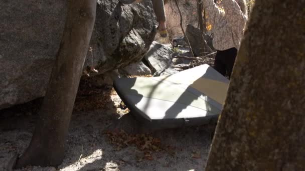 Frau Entdeckt Mann Als Auf Felsen Über Crashpad Klettert Und — Stockvideo