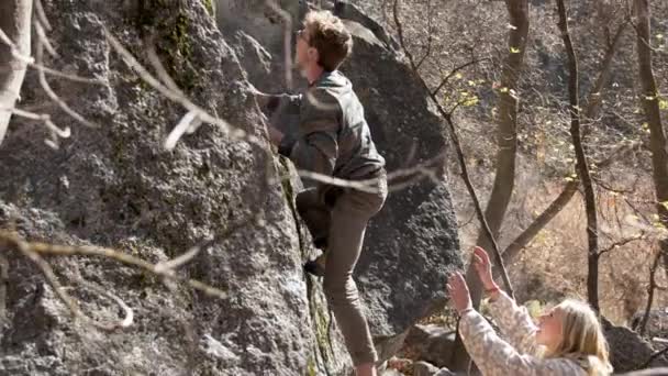 View Trees Man Climbing Boulder Spotted His Partner — Stock Video