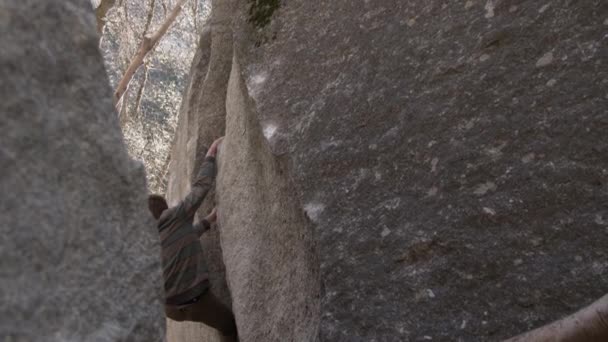Чоловік Піднімається Валуном Крізь Тріщину Роблячи Свій Шлях Вершину — стокове відео