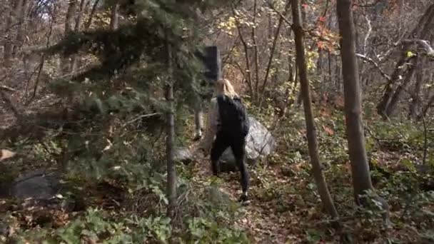 Siguiendo Los Excursionistas Sendero Haciendo Camino Través Del Bosque Como — Vídeos de Stock