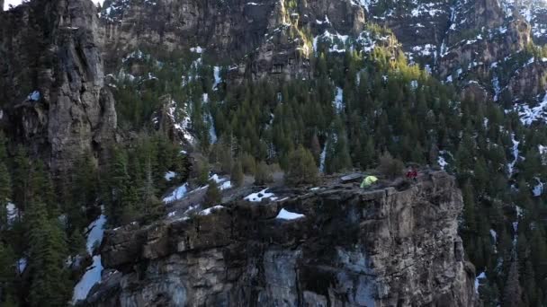 Letecký Pohled Kemp Okraji Útesu Kaňonu Utah Jako Pár Sedí — Stock video