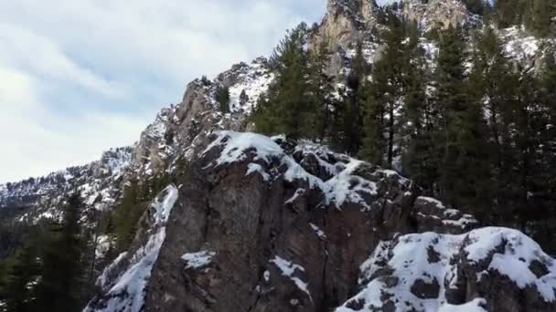 Vzestup Podél Postranního Sněhu Pokryté Horské Straně Dronu Během Zimy — Stock video