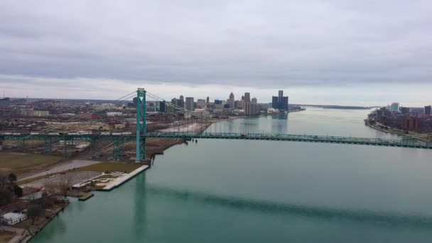カナダ国境の川沿いにデトロイトを望む大使橋の方へ飛んでいく — ストック動画