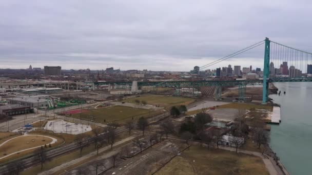 Panning Air View Ambassador Bridge Detroit Leading Canada River — Stock video