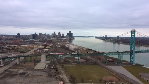 Volando Hacia Centro Detroit Sobre Puente Embajador Viendo Río Entre — Vídeos de Stock