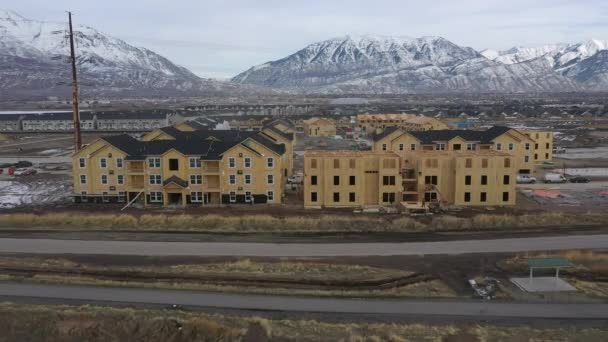 Terugvliegend Van Nieuwe Woningbouw Boven Het Meer Winter Met Weids — Stockvideo