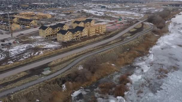 Flygfoto Flyger Över Utah Lake Strandlinje Mot Bostadsutveckling Vineyard Som — Stockvideo