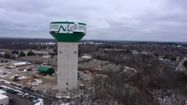 Volar Más Allá Torre Farmington Hills Michigan Invierno Día Nublado — Vídeos de Stock