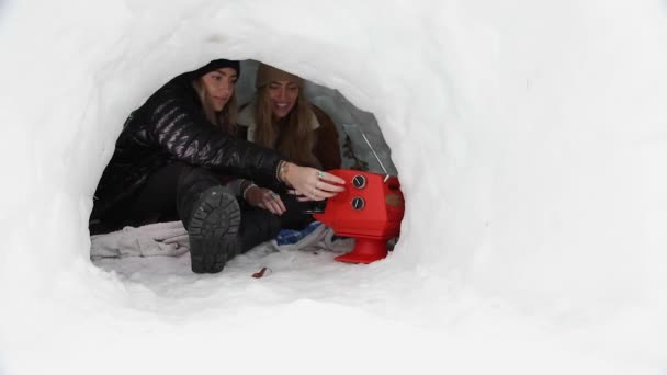 Les Jeunes Femmes Dans Igloo Maison Regarder Télévision Traîner Avec — Video