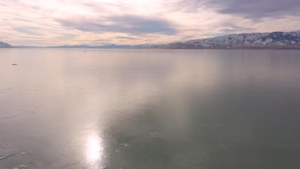 Volando Hacia Atrás Sobre Hielo Liso Lago Pasando Por Capas — Vídeo de stock