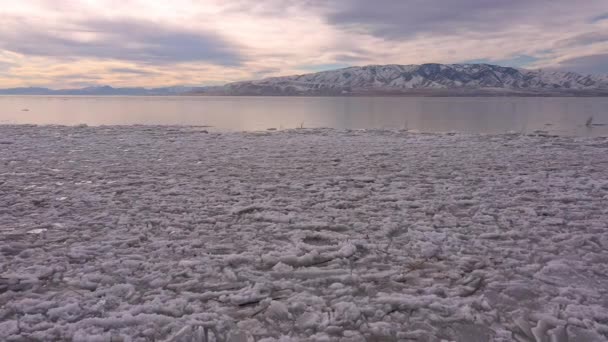 Panorámica Sobre Hielo Roto Lago Congelado Invierno Volando Bajo Sobre — Vídeo de stock