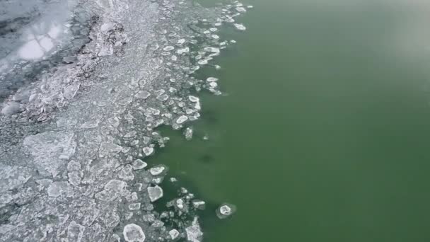 Volando Sobre Lago Viendo Separación Hielo Textura Del Agua Durante — Vídeos de Stock