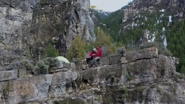 Pareja Sentada Camping Cima Cornisa Del Acantilado Utah Con Vista — Vídeo de stock