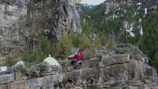 Vue Aérienne Tournant Autour Camping Sommet Falaise Tandis Que Couple — Video