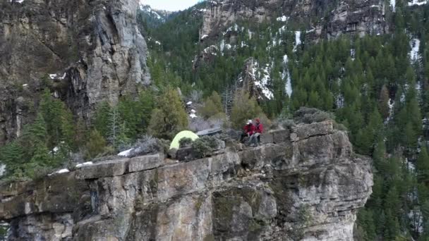 Vista Del Camping Parte Superior Del Acantilado Volando Hacia Atrás — Vídeo de stock