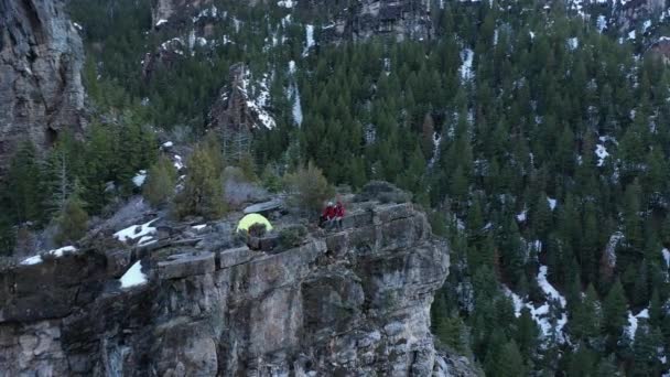 Amplia Vista Aérea Pareja Sentada Cima Del Acantilado Subieron Campamento — Vídeo de stock