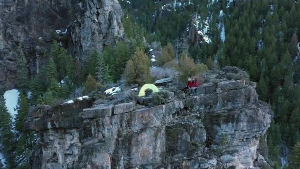 Volare Sopra Campeggio Sulla Cima Una Scogliera Mentre Gente Siede — Video Stock