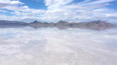 Gökyüzü göl yüzeyine yansıdıkça Bonneville Tuz Düzlükleri 'nin havadan görüntüsü..