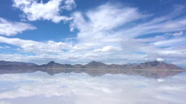 Bahar boyunca Utah 'ta suların suları kapladığı Bonneville Tuz Düzlükleri üzerindeki suya yansıyan bulutların görüntüsü.