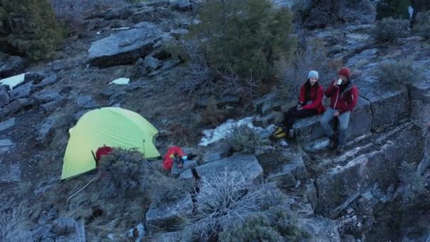 Utsikt Över Par Som Sitter Campingplatsen Skymningen Klippavsatsen Och Tittar — Stockvideo