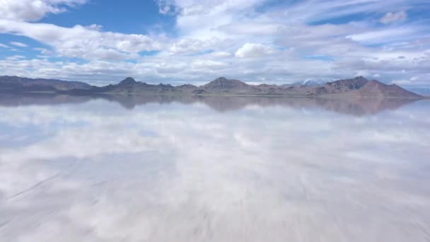 Volando Rápido Sobre Las Salinas Bonneville Bajo Agua Mientras Cielo — Vídeos de Stock