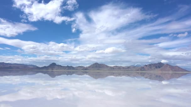 Vista Las Nubes Reflejándose Agua Sobre Las Salinas Bonneville Mientras — Vídeos de Stock