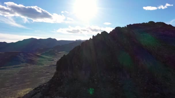 Flygfoto Över Solen Himlen Medan Panorering Stenig Berg Utah Öknen — Stockvideo